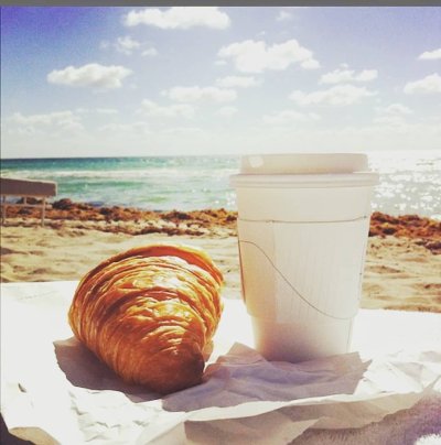 Стаканчик кофе на берегу моря