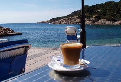 Чашка кофе с видом на море