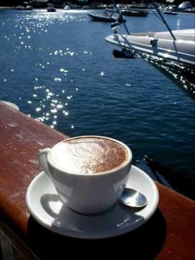 Чашка кофе на море