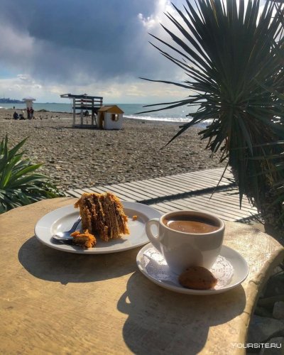 Чашка кофе на море