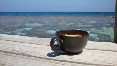 Чашка кофе на берегу моря