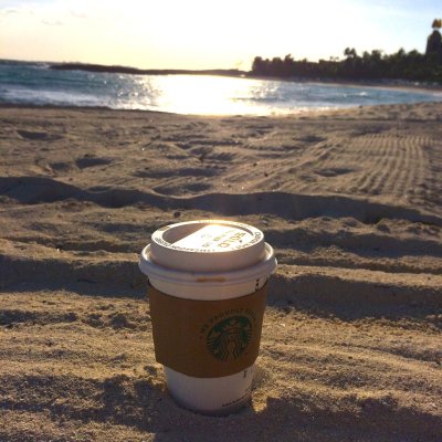 Стаканчик кофе на море