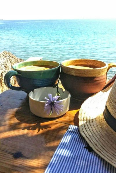 Чашка кофе на берегу моря с добрым утром