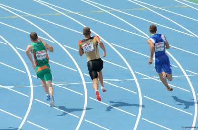 Спортсмен бежит