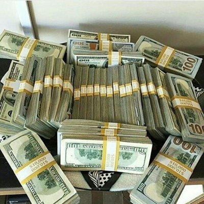 Много пачек денег
