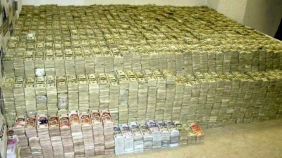 Огромная гора денег