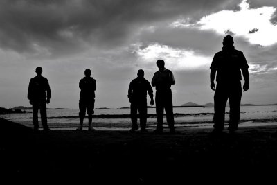 Пчть людей в тени