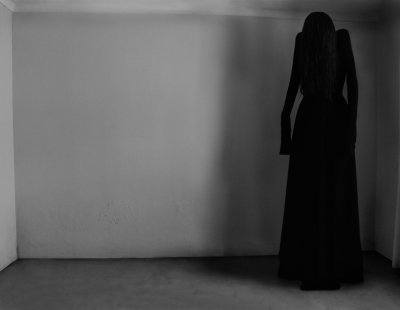 Черная фигура в коридоре