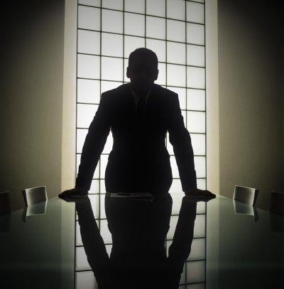 Тень человека за столом