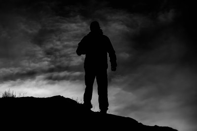 Мужской силуэт в тени