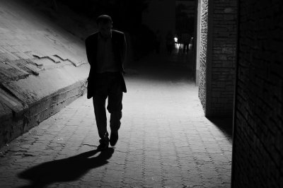 В тени человека