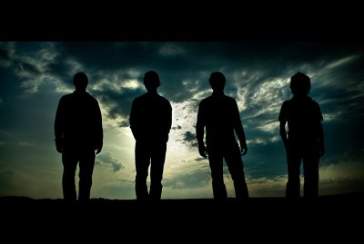 Три мужских силуэта