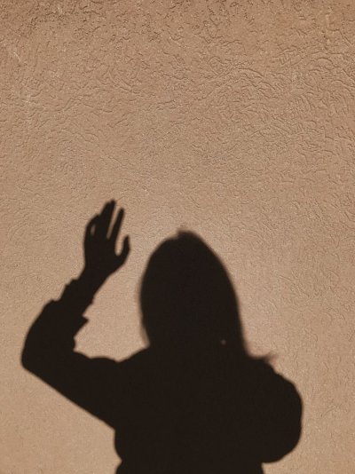 Красивая тень девушки