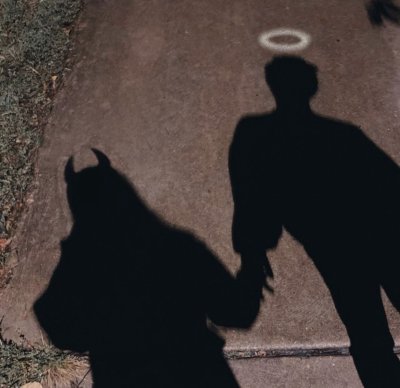 Тень парня с рожками