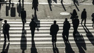 Толпа людей в городе