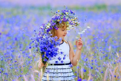 Девушка с букетом полевых цветов