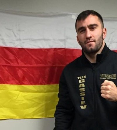 Мурат Гассиев с осетинским флагом