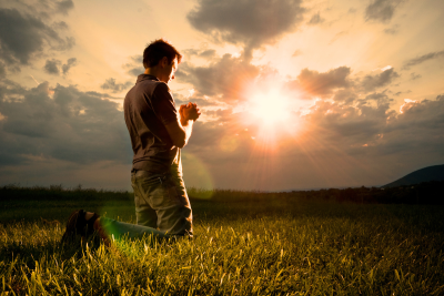 Человек молится