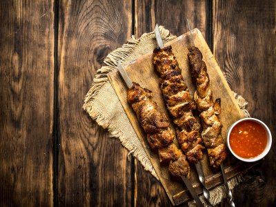 Шашлык на деревянном фоне