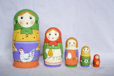 Разноцветные матрешки