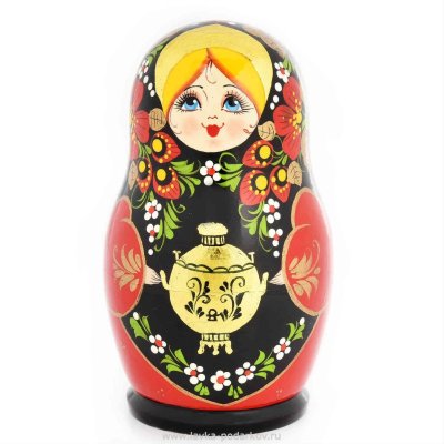 Матрешка на белом фоне