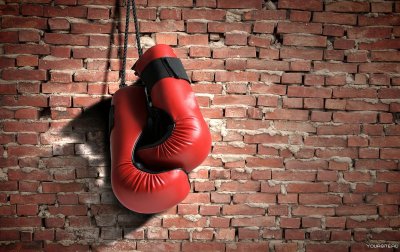 Боксерские перчатки на стене