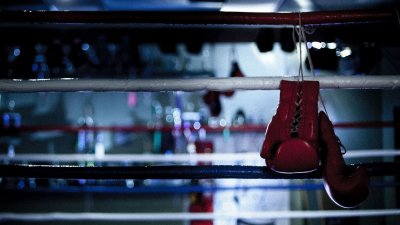 Боксерские перчатки на ринге