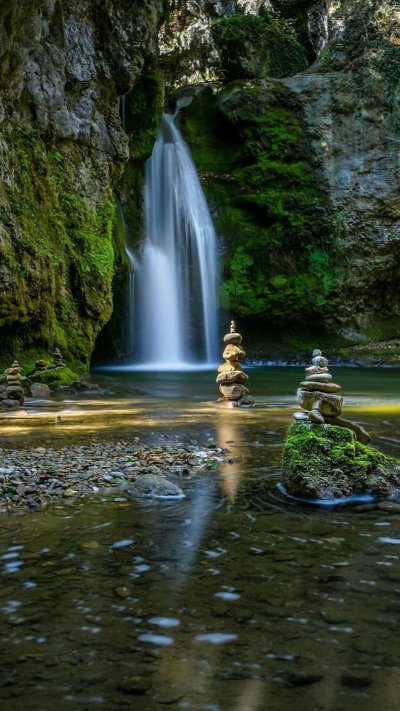 Водопад у озера