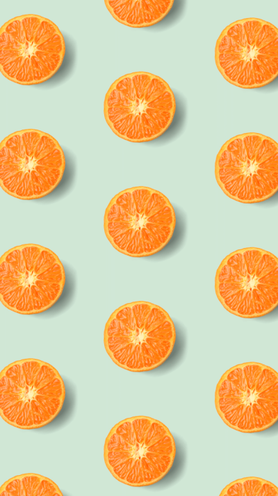 Апельсин на синем фоне