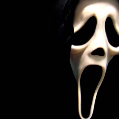 Белая маска на черном фоне