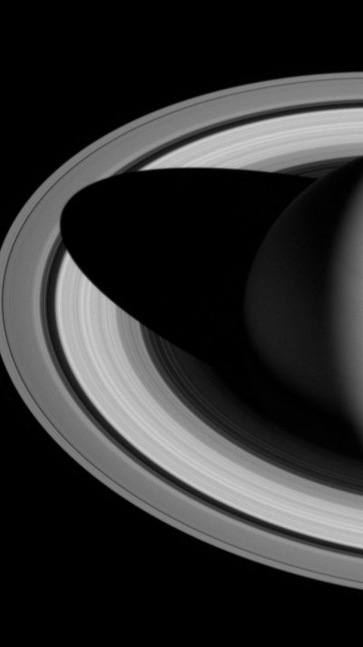 Сатурн на черном фоне