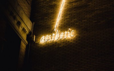 Неоновая вывеска надпись