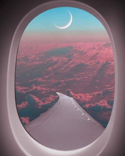 Красивый вид из иллюминатора самолета