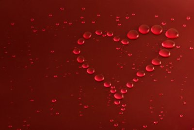 Красный фон с сердечками