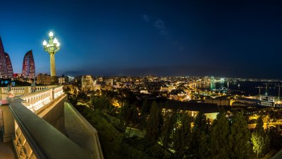 Нагорный парк Баку ночью