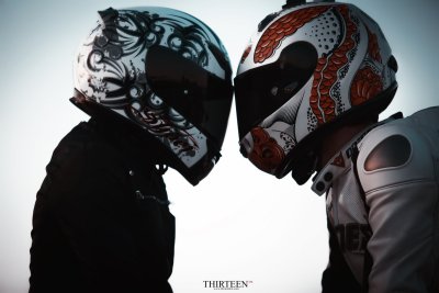 Байкер в шлеме