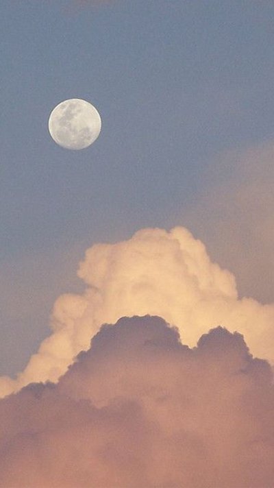 Розовые облака и Луна