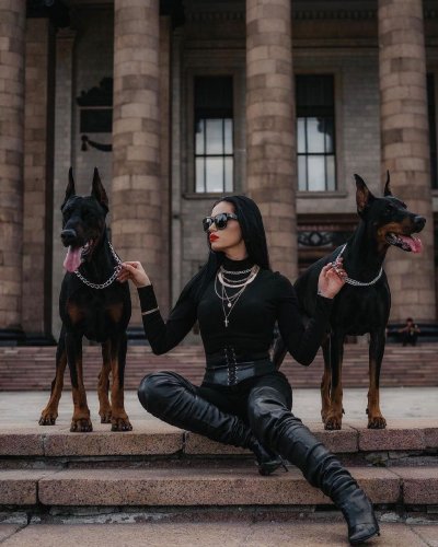 Ирина Шейк с доберманом