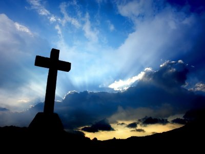 Крест на фоне неба