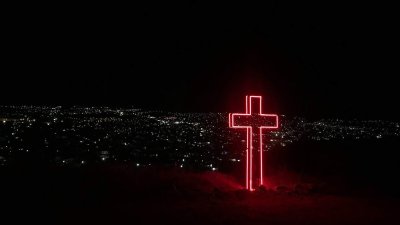 Крест на темном фоне