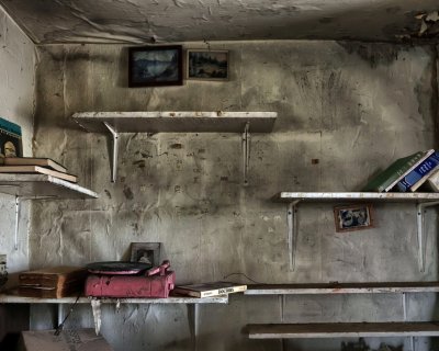 Комната с полками на рабочий стол