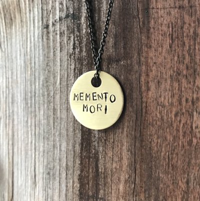 Кулон с надписью Memento Mori
