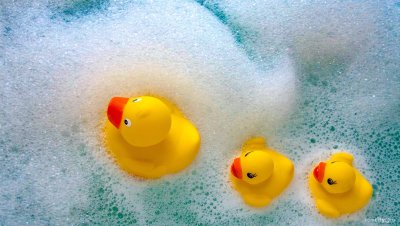 Резиновая уточка в ванной