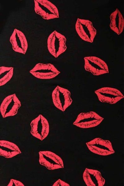 Губы на темном фоне