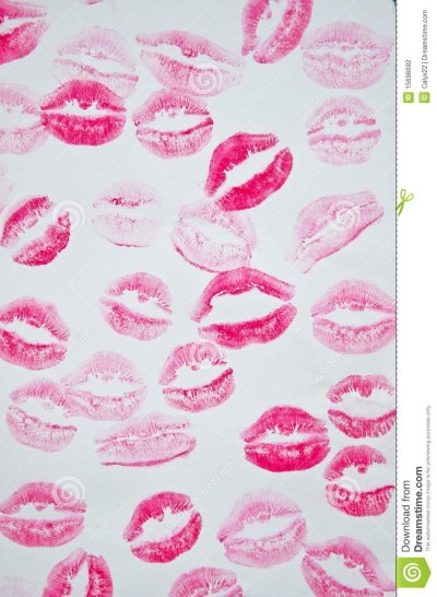Следы губной помады на бумаге