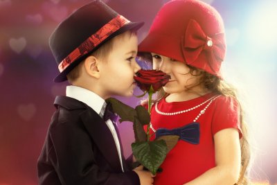 Мальчик дарит девочке цветы
