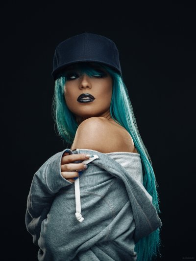 Девушка в кепке