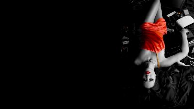 Девушка на темном фоне