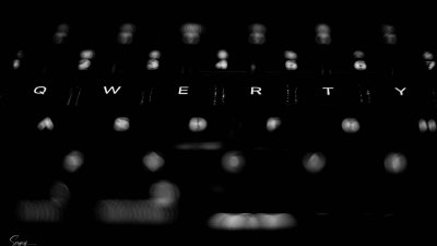 Клавиатура на черном фоне