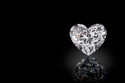 Ювелирные украшения на черном фоне